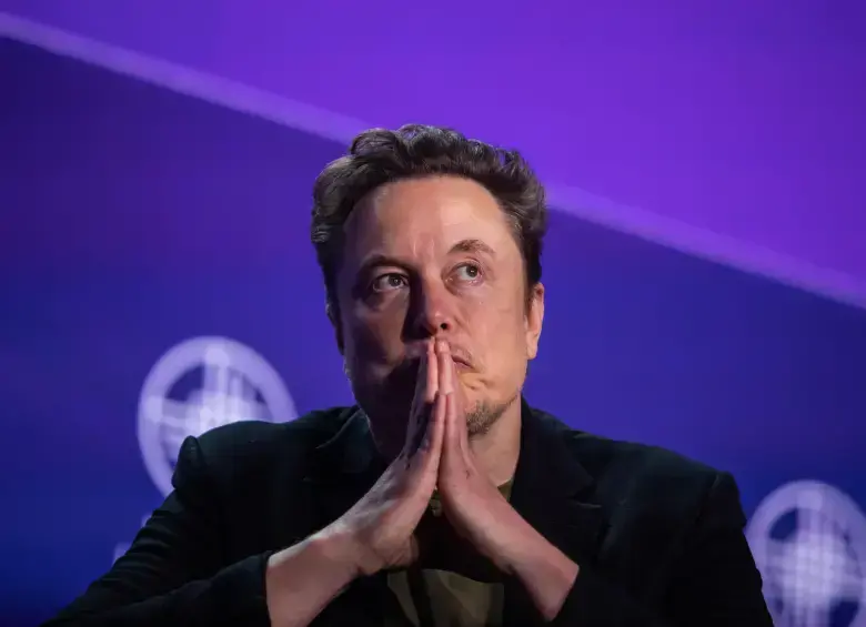 Elon Musk con gesto serio en sala de juicio, señalando el riesgo de que la IA 'nos exterminé' como en 'Terminator'