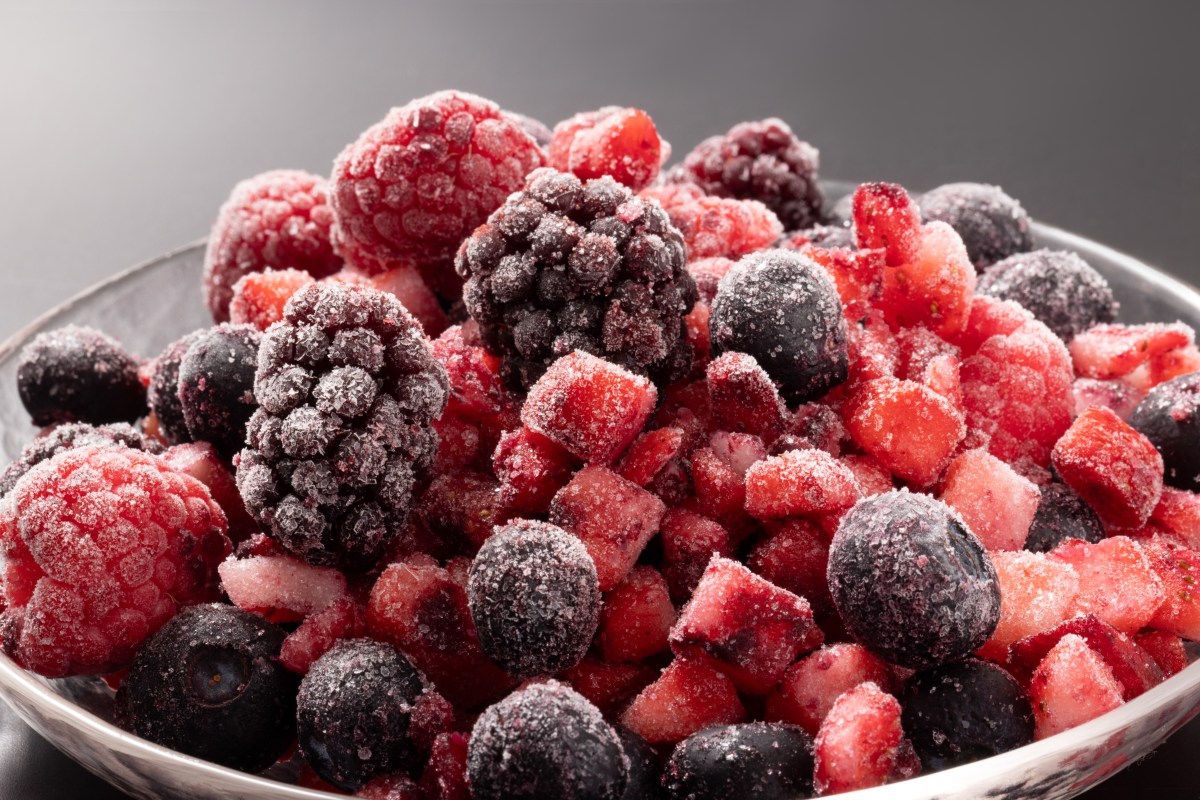 Fresas rojas brillantes sobre bandeja de aluminio lista para congelación rápida, manteniendo su textura original sin cristales de hielo