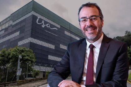 Gabriel Melguizo en reunión de ISA con documentos sobre proyectos paralizados como BioNube y Yapay