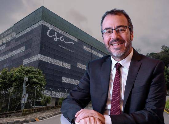 Gabriel Melguizo en reunión de ISA con documentos sobre proyectos paralizados como BioNube y Yapay