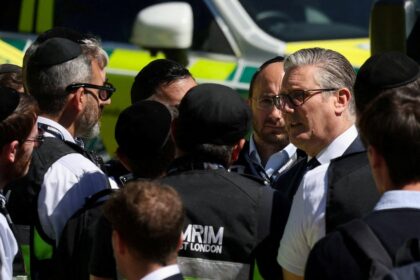 Escena del apuñalamiento en Golders Green con policía y ambulancias tras ataque antisemita en Londres 2026