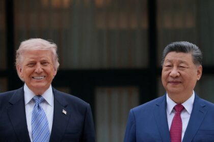 Trump y Xi Jinping en el Templo del Cielo durante su cumbre en Beijing, con gestos de diplomacia pero sin acuerdos claros sobre comercio o Taiwán