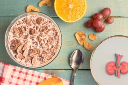 Tazón de avena con arándanos y canela sobre mesa de madera: desayuno bajo en fósforo que protege los riñones según nefrólogos