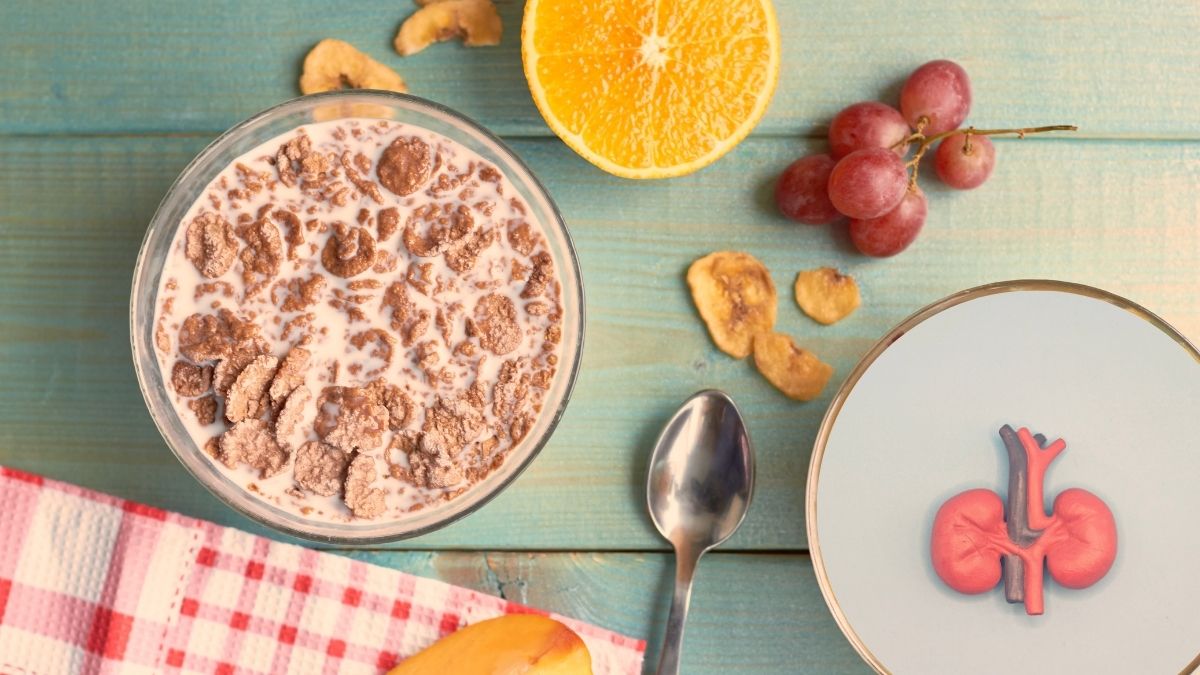 Tazón de avena con arándanos y canela sobre mesa de madera: desayuno bajo en fósforo que protege los riñones según nefrólogos