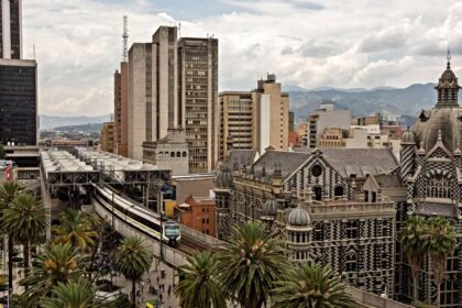Gráfico comparativo del alza del 37% en el costo de vida en Medellín entre 2021-2025 con foco en arriendos y servicios públicos