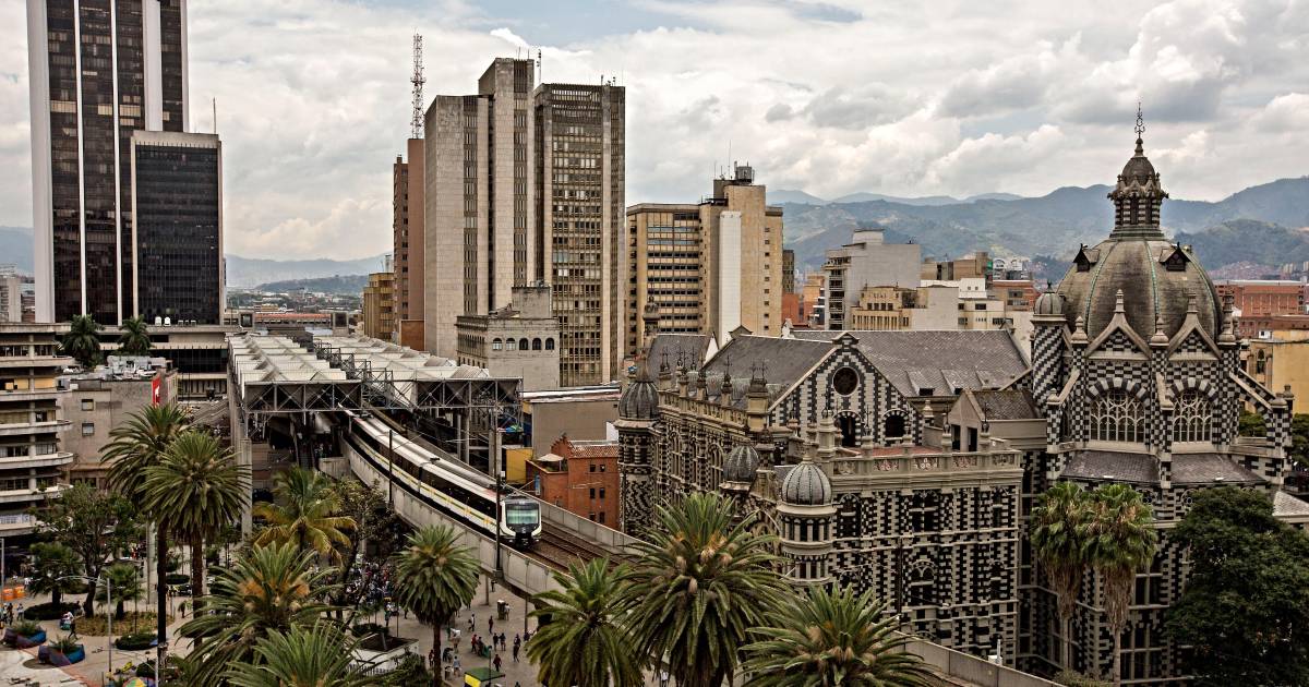 Gráfico comparativo del alza del 37% en el costo de vida en Medellín entre 2021-2025 con foco en arriendos y servicios públicos