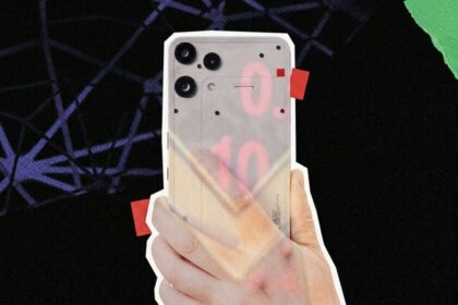 Gráfico mostrando la caída del 13.9% en envíos de smartphones en 2026 con componentes de memoria escaseando y precios en rojo