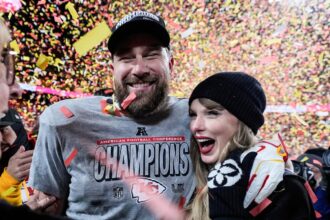 Alcalde de Nueva York anunciando la boda de Taylor Swift y Travis Kelce en rueda de prensa