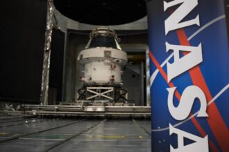 Astronautas de Artemis III en la nave Orion durante pruebas en órbita lunar
