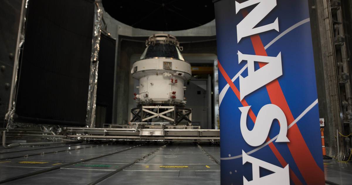 Astronautas de Artemis III en la nave Orion durante pruebas en órbita lunar