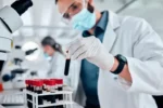 Científicos analizando células taNK en laboratorio para tratamiento de cáncer de pulmón