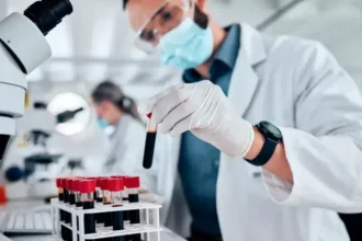 Científicos analizando células taNK en laboratorio para tratamiento de cáncer de pulmón