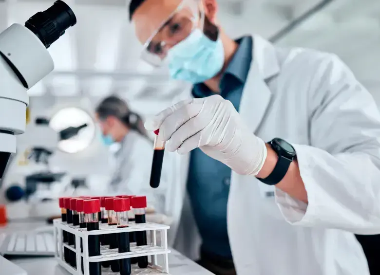 Científicos analizando células taNK en laboratorio para tratamiento de cáncer de pulmón
