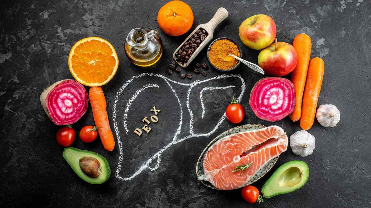 Plato con salmón, aguacate y nueces sobre mesa de madera: alimentos clave para combatir el hígado graso según estudios científicos