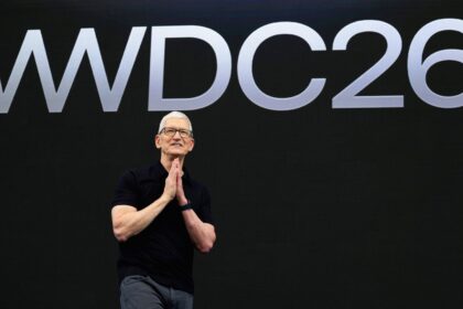 Tim Cook en el escenario de la WWDC 2026 presentando Siri AI y avances en inteligencia artificial con gráficos futuristas
