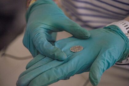 Moneda romana de Constantino y cerámicas medievales halladas bajo Notre Dame, revelando 2000 años de historia en la Île de la Cité