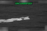 Barco militar de EE.UU. disparando un proyectil contra una narcolancha en aguas del Pacífico durante operación antinarcóticos