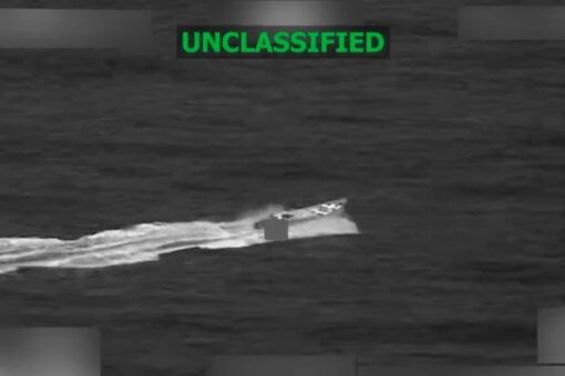 Barco militar de EE.UU. disparando un proyectil contra una narcolancha en aguas del Pacífico durante operación antinarcóticos