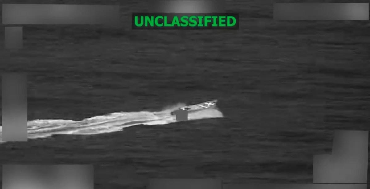 Barco militar de EE.UU. disparando un proyectil contra una narcolancha en aguas del Pacífico durante operación antinarcóticos