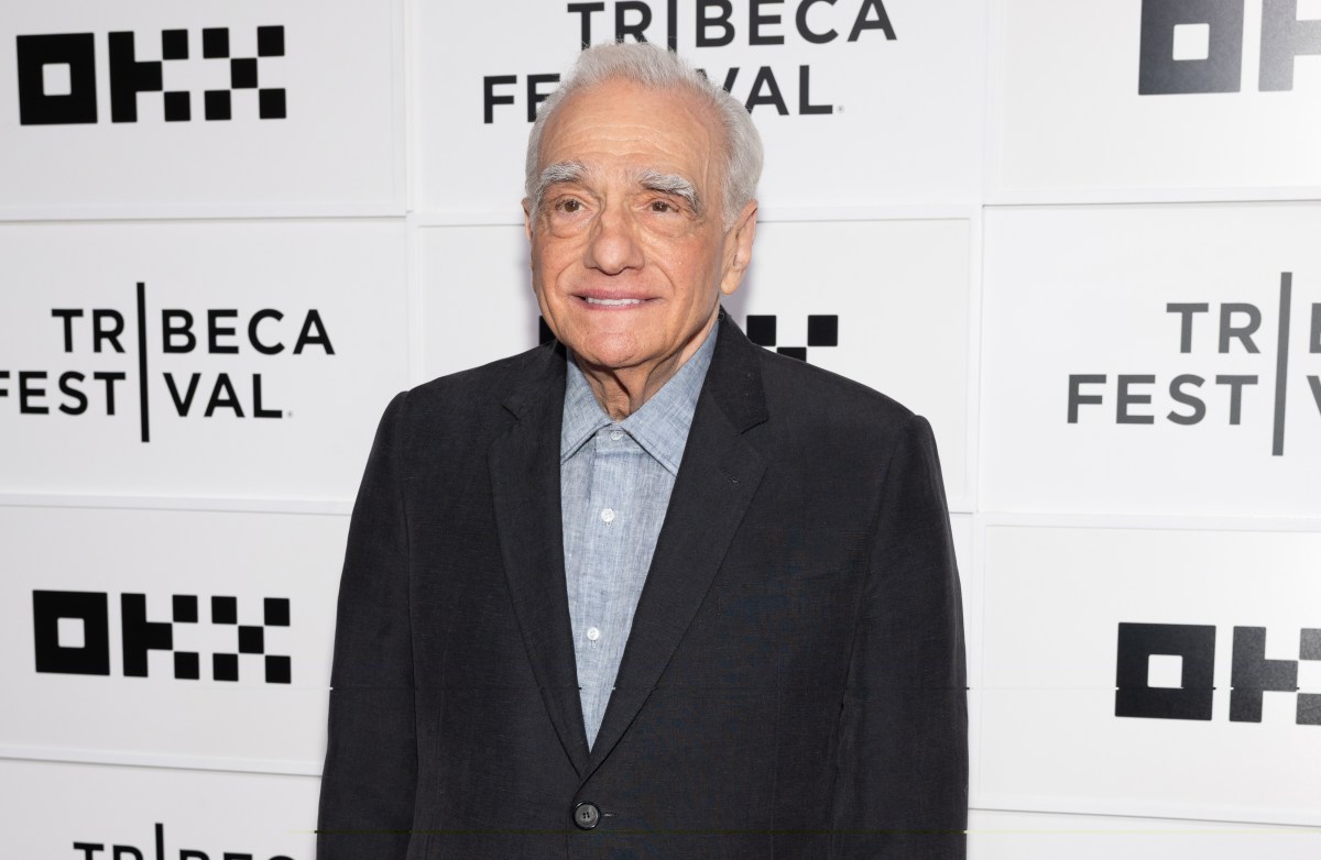 Martin Scorsese en set de filmación discutiendo el uso de IA con su equipo creativo