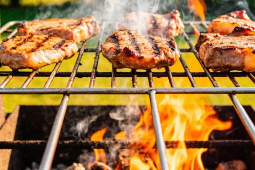 Carne a la parrilla con costra dorada y humo, fuente de AGEs nocivos para la salud