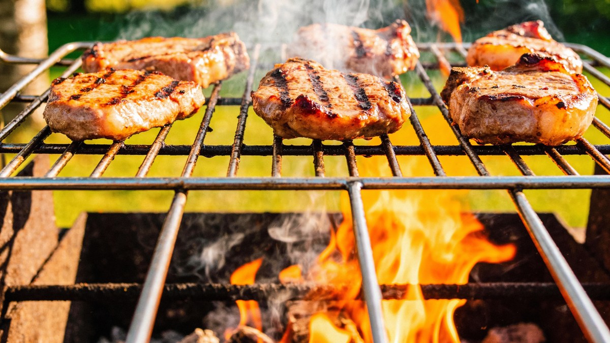 Carne a la parrilla con costra dorada y humo, fuente de AGEs nocivos para la salud