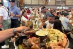 Banquete gigante en Colmar con 3.500 comensales celebrando gastronomía alsaciana
