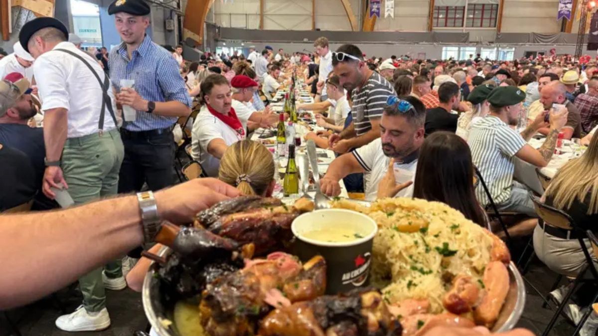 Banquete gigante en Colmar con 3.500 comensales celebrando gastronomía alsaciana