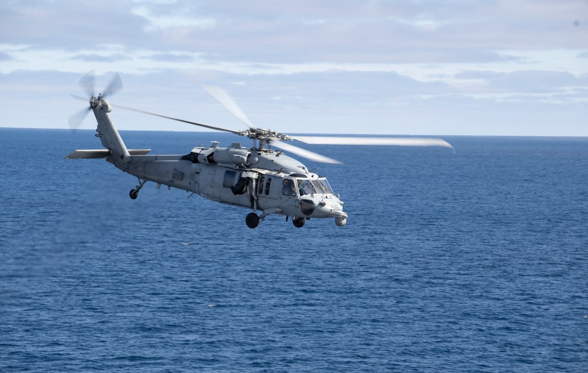 Aviones de combate de EE.UU. en operación militar sobre el estrecho de Ormuz