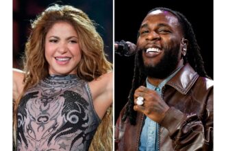 Shakira y Burna Boy en el escenario del Estadio Azteca durante el estreno en vivo de 'Dai Dai', tema oficial del Mundial 2026