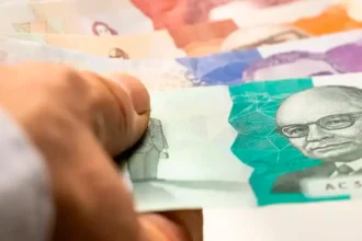 Gráfico comparativo mostrando cómo el 50% del ahorro de los colombianos en 2026 financia el déficit fiscal en lugar de empresas privadas, según datos de Bancolombia