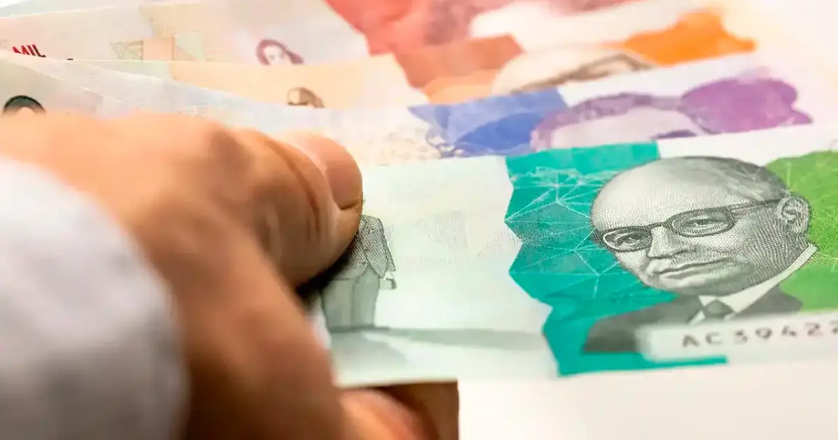 Gráfico comparativo mostrando cómo el 50% del ahorro de los colombianos en 2026 financia el déficit fiscal en lugar de empresas privadas, según datos de Bancolombia