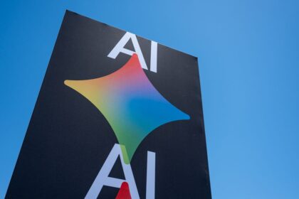 Sala de tribunal con logo de Google y concepto de inteligencia artificial y justicia