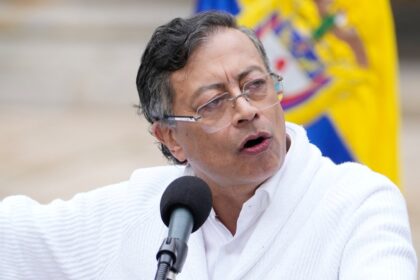 Gustavo Petro señala un mapa electoral de Colombia con zonas marcadas por presuntas irregularidades en 800.000 votos durante el escrutinio de 2026