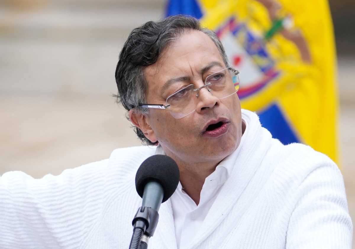 Gustavo Petro señala un mapa electoral de Colombia con zonas marcadas por presuntas irregularidades en 800.000 votos durante el escrutinio de 2026