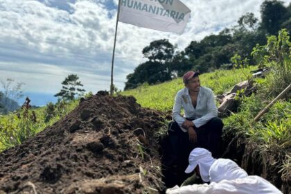 Pantallas con mapas de calor y datos de IA analizando 136134 testimonios de desaparecidos en Colombia para reconstruir la verdad