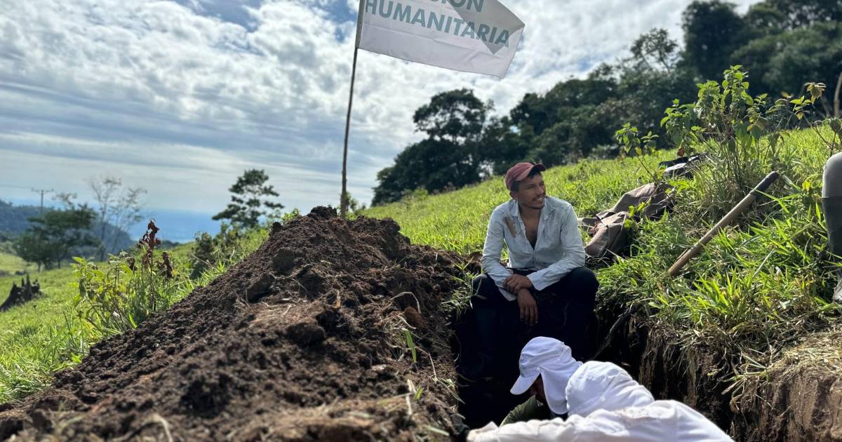 Pantallas con mapas de calor y datos de IA analizando 136134 testimonios de desaparecidos en Colombia para reconstruir la verdad