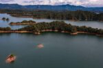 Gráfico de niveles de embalses en Colombia al 70% con alerta por fenómeno de El Niño y meta del 80%