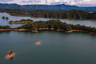 Gráfico de niveles de embalses en Colombia al 70% con alerta por fenómeno de El Niño y meta del 80%