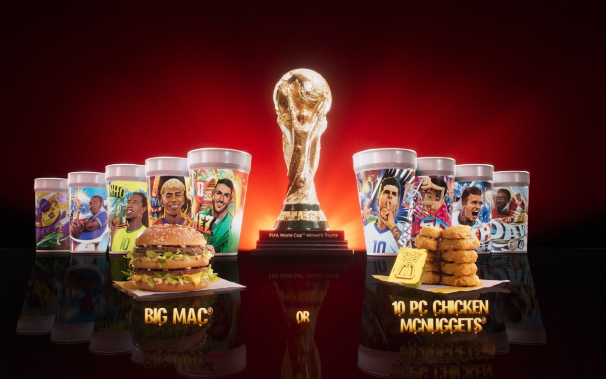 Vasos coleccionables del Mundial 2026 con diseños de Beckham y Lamine Yamal junto a peluches de las mascotas oficiales
