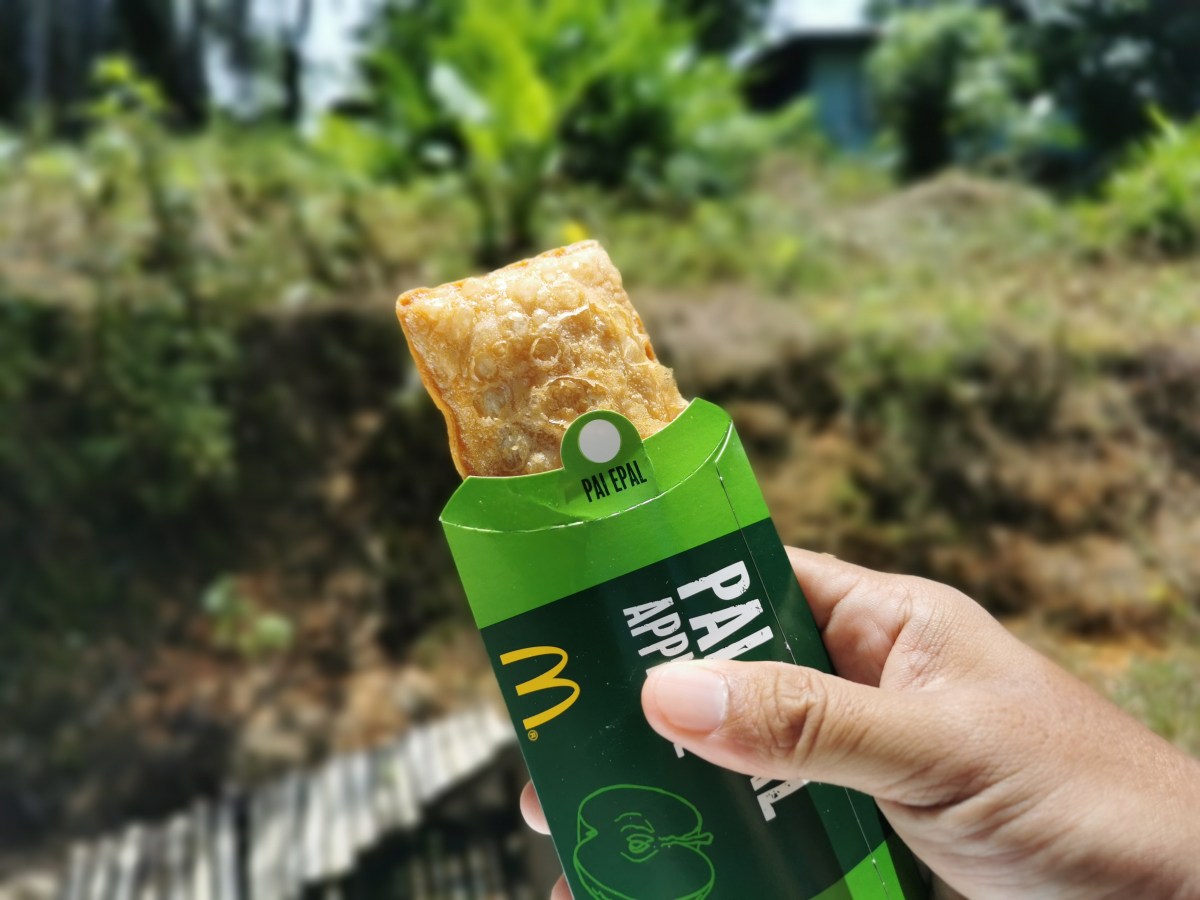 Pastel de manzana frito de McDonald’s en su funda de cartón original