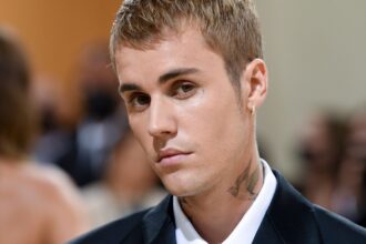 Justin Bieber tocando el piano en lounge privado durante partido de EE.UU. en Mundial 2026