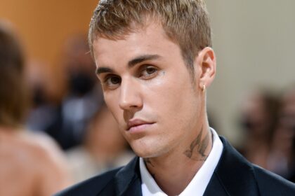 Justin Bieber tocando el piano en lounge privado durante partido de EE.UU. en Mundial 2026