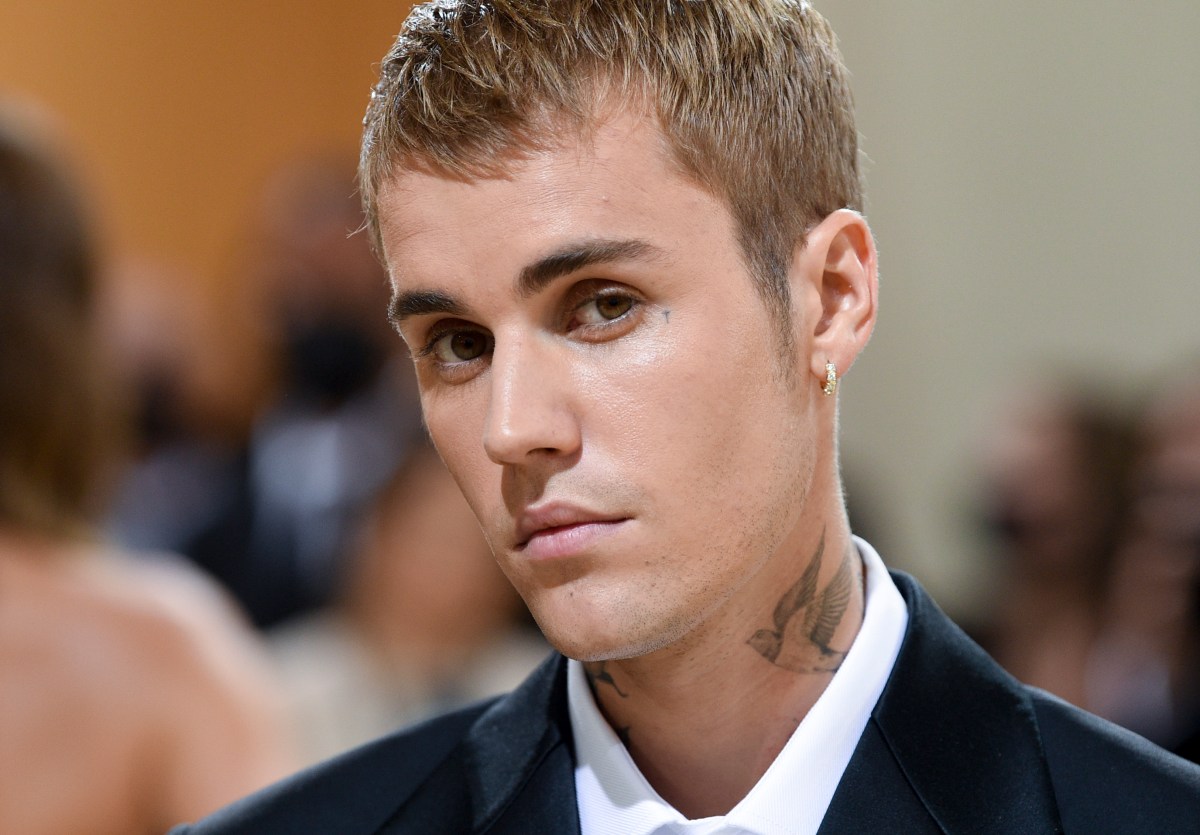 Justin Bieber tocando el piano en lounge privado durante partido de EE.UU. en Mundial 2026