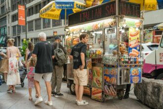 Puesto callejero en Nueva York con comida fresca y humeante para el Mundial 2026