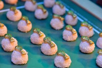 Chefs preparando el menú de 13 platos brasileños con ingredientes como yuca y guayaba, inspirado en el Mundial 2026
