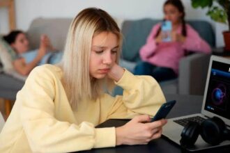 Debate en Reino Unido sobre prohibición de redes sociales a menores de 16 años con expertos y plataformas en desacuerdo