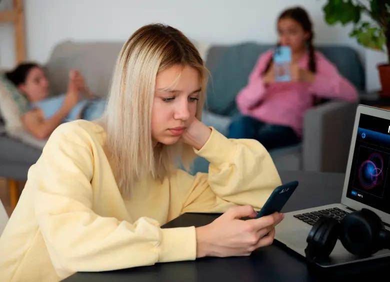 Debate en Reino Unido sobre prohibición de redes sociales a menores de 16 años con expertos y plataformas en desacuerdo