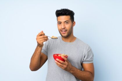 Comparación de rostros simétricos con alimentos ancestrales como hígado, pescado y lácteos crudos en primer plano