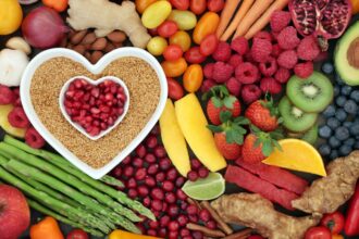 Frutos secos, cereales integrales y frutas frescas para corazón saludable